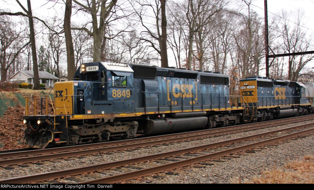CSX 8849 leads C770